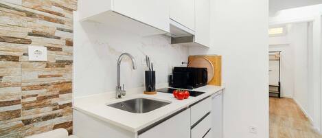 Mikroaaltouuni, liesi, kahvin-/teenkeitin, leivänpaahdin