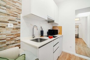 Mikrowelle, Herdplatte, Wasserkocher mit Kaffee-/Teezubehör, Toaster