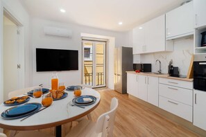 Réfrigérateur, four à micro-ondes, un four, surface de cuisson