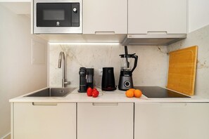 電子レンジ、コンロ、食器洗い機、コーヒー / ティーメーカー