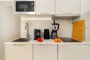 Mikroaaltouuni, liesi, astianpesukone, kahvin-/teenkeitin