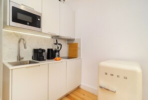 Four à micro-ondes, surface de cuisson, lave-vaisselle