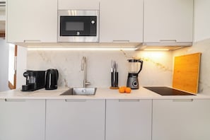 Mikroaaltouuni, liesi, astianpesukone, kahvin-/teenkeitin