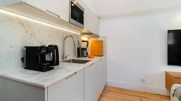 Frigorífico, microondas, horno y placa de cocina