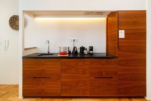 Réfrigérateur, four, plaque de cuisson, cafetière/bouilloire