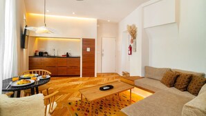 Een knus woongedeelte met een eethoek, kitchenette en een slaapbank.