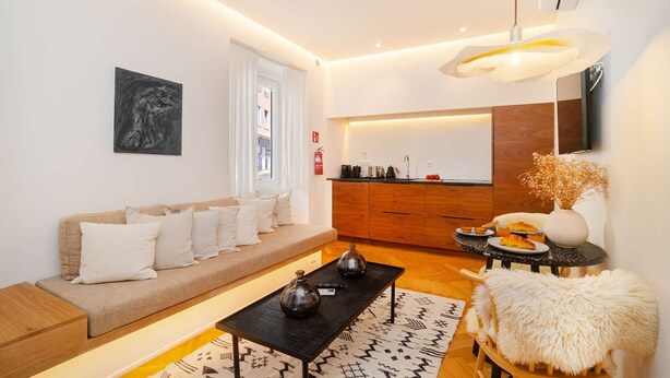A modern living room with a sofa, coffee table, and decorative items. - Lisbon Charm: Walk to Graça Viewpoints (Lisbon)