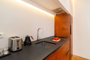 Réfrigérateur, micro-ondes, plaque de cuisson, cafetière/bouilloire