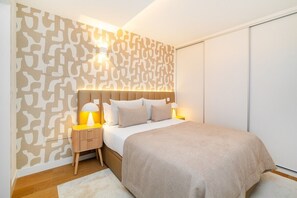 Tabla de planchar con plancha, wifi y ropa de cama 