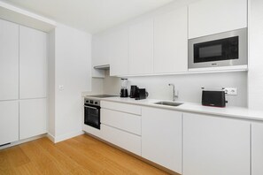 Kühlschrank, Mikrowelle, Ofen, Herdplatte