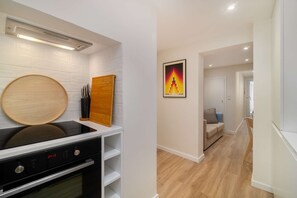 Kühlschrank, Ofen, Herdplatte, Wasserkocher mit Kaffee-/Teezubehör