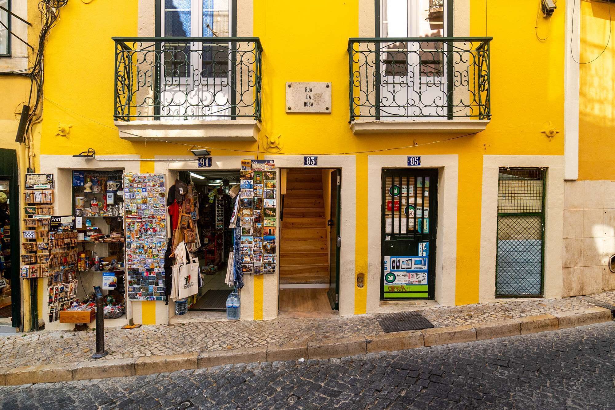 Une vitrine où sont exposés divers articles, notamment des cartes postales et des souvenirs.