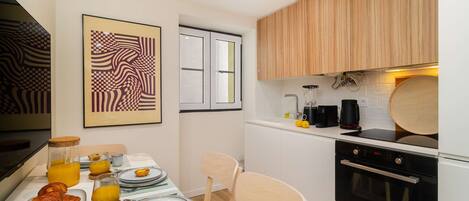 Réfrigérateur, four, plaque de cuisson, cafetière/bouilloire