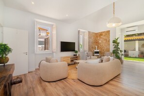 TV - Sunny Oeiras Stay with Private Pool (Oeiras)