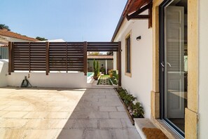 Terrace/patio - Sunny Oeiras Stay with Private Pool (Oeiras)