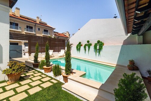 Sunny Oeiras Stay with Private Pool