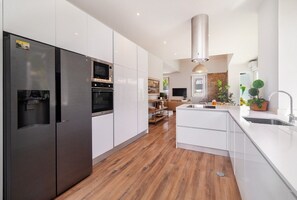 Fridge, microwave, oven, stovetop - Sunny Oeiras Stay with Private Pool (Oeiras)