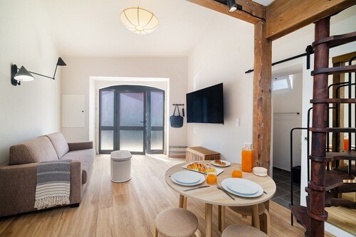 Sunny Studio Stay in Central Oeiras