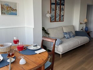 TV, stereo - Seaside Getaway: Beachfront Apartment (Estoril)