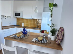 Fridge, microwave, oven, stovetop - Seaside Getaway: Beachfront Apartment (Estoril)