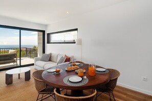 Dining - Surf & Relax: Coastal Apartment in Ericeira (Santo Isidoro)