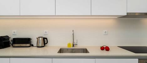 Kühlschrank, Mikrowelle, Ofen, Herdplatte