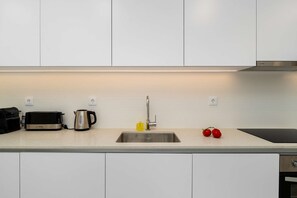 Frigorífico, microondas, horno y placa de cocina