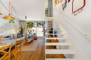 TV - Cozy Riverside Apartment in Trafaria (Trafaria)