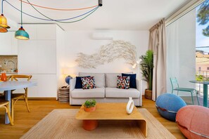 TV - Cozy Riverside Apartment in Trafaria (Trafaria)