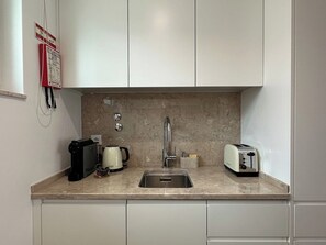 Jääkaappi, mikroaaltouuni, liesi, astianpesukone