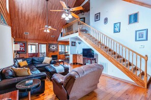 Living area - Speedway Log Cabin (Sebring)