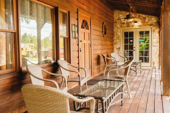 Exterior - Speedway Log Cabin (Sebring)