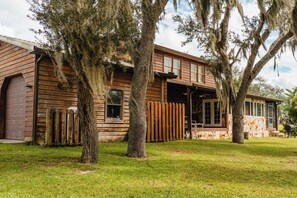 Front of property - Speedway Log Cabin (Sebring)