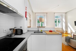 Réfrigérateur, four à micro-ondes, un four, surface de cuisson