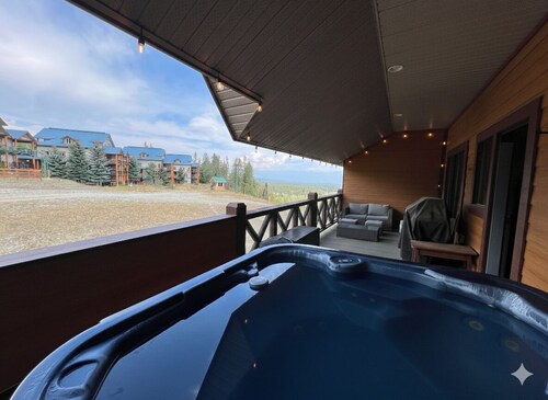 Indulge in luxury at this 3-bedroom condo on the ski hill. Featuring a full kitchen, laundry, and breathtaking Rocky Mountain views. Enjoy true ski-in/ski-out access to a year-round hub for skiing, biking, golf and more.