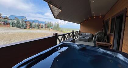 Indulge in luxury at this 3-bedroom condo on the ski hill. Featuring a full kitchen, laundry, and breathtaking Rocky Mountain views. Enjoy true ski-in/ski-out access to a year-round hub for skiing, biking, golf and more.