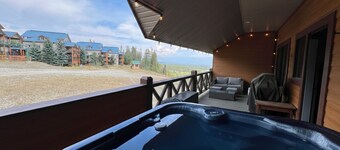 Indulge in luxury at this 3-bedroom condo on the ski hill. Featuring a full kitchen, laundry, and breathtaking Rocky Mountain views. Enjoy true ski-in/ski-out access to a year-round hub for skiing, biking, golf and more.