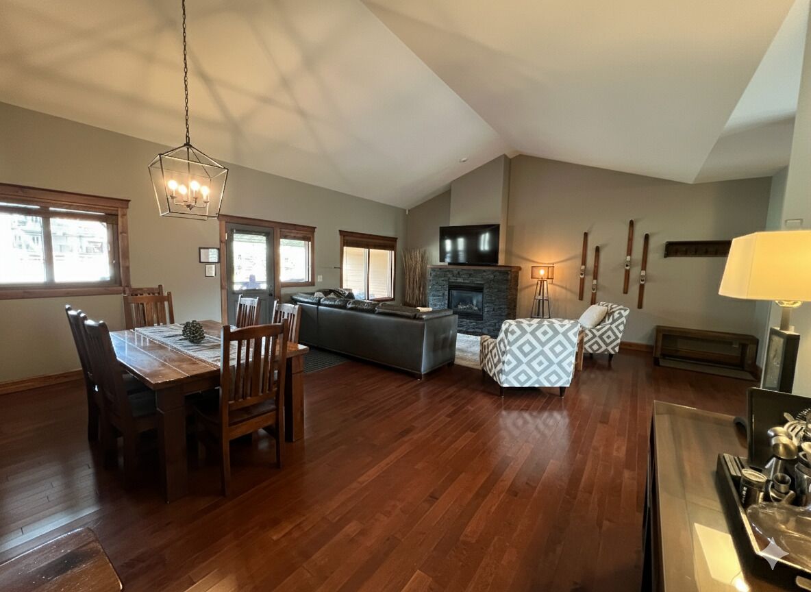 Smart TV, chimenea y oficina 