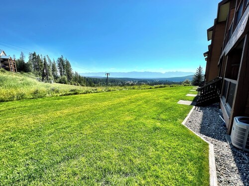 Indulge in luxury at this 3-bedroom condo on the ski hill. Featuring a full kitchen, laundry, and breathtaking Rocky Mountain views. Enjoy true ski-in/ski-out access to a year-round hub for skiing, biking, golf and more.