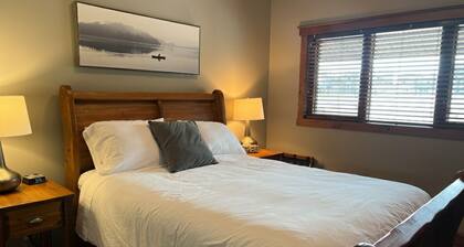 Indulge in luxury at this 3-bedroom condo on the ski hill. Featuring a full kitchen, laundry, and breathtaking Rocky Mountain views. Enjoy true ski-in/ski-out access to a year-round hub for skiing, biking, golf and more.