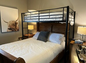 3 slaapkamers, een strijkplank/strijkijzer, gratis wifi, beddengoed