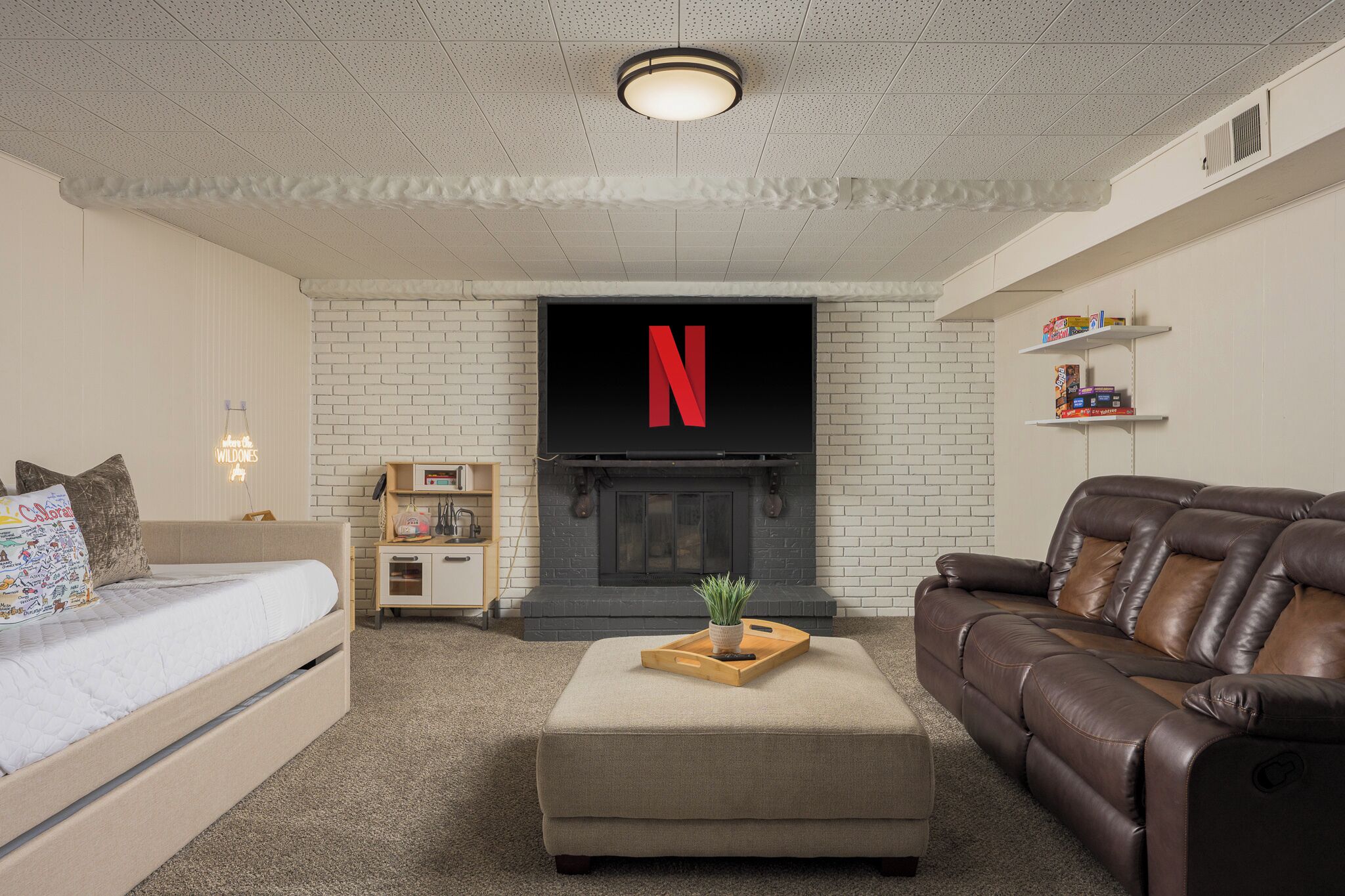 TV, fireplace
