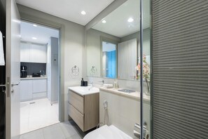 Douche, sèche-cheveux, bidet, serviettes fournies
