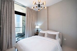 1 bedroom, in-room safe, desk, iron/ironing board - KeyRock Living - Dubai Skyline & Pool Access (Dubai)