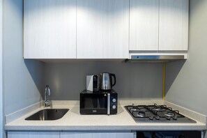Réfrigérateur, four à micro-ondes, un four, surface de cuisson