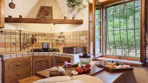 Coffee/tea maker, fridge, microwave, stovetop - Amazing home in Castellina in Chianti (Castellina in Chianti)