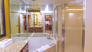 Dusche, Whirlpool, Haartrockner, Handtücher