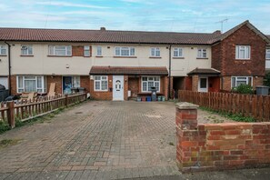 Exterior - Modern 4 Bedroom Hse Garden in Feltham (Feltham)
