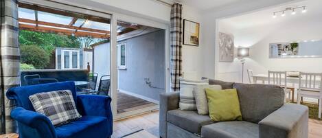 ファミリー ハウス パティオ | リビング エリア | 42 インチのスマートテレビ (衛星放送視聴可)、Netflix、ストリーミングサービス