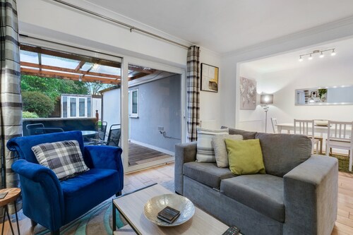 Modern 4 Bedroom Hse Garden in Feltham
